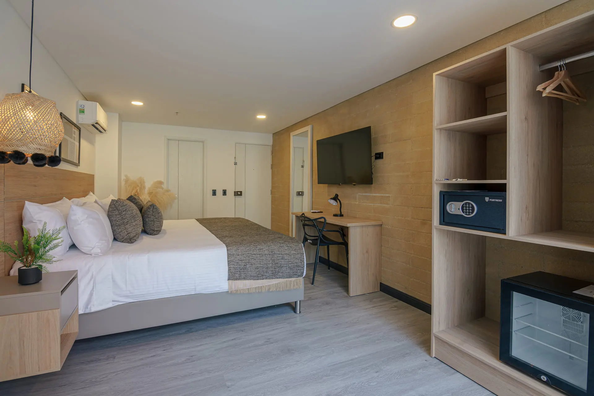 Superior-Accesible-Room-comodidades-first-class-hotel-medellin.webp