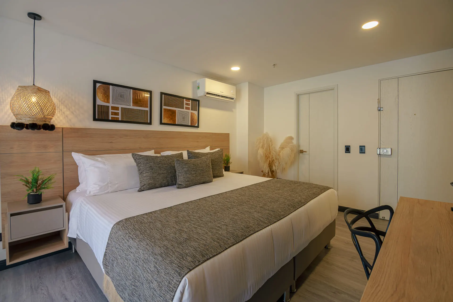 Superior-Accesible-Room-vista-perfil-2-first-class-hotel-medellin.webp