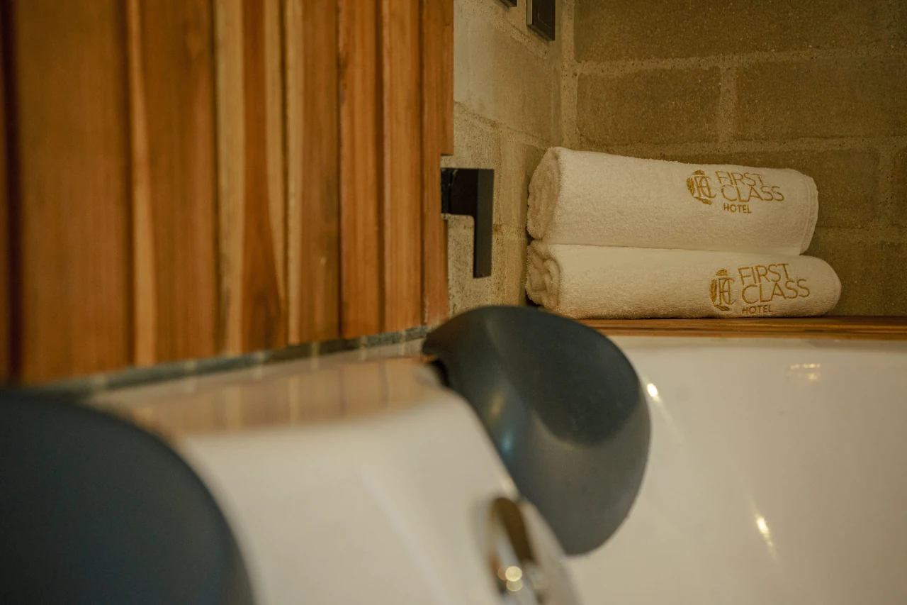 deluxe-room-first-class-hotel-jacuzzy.webp