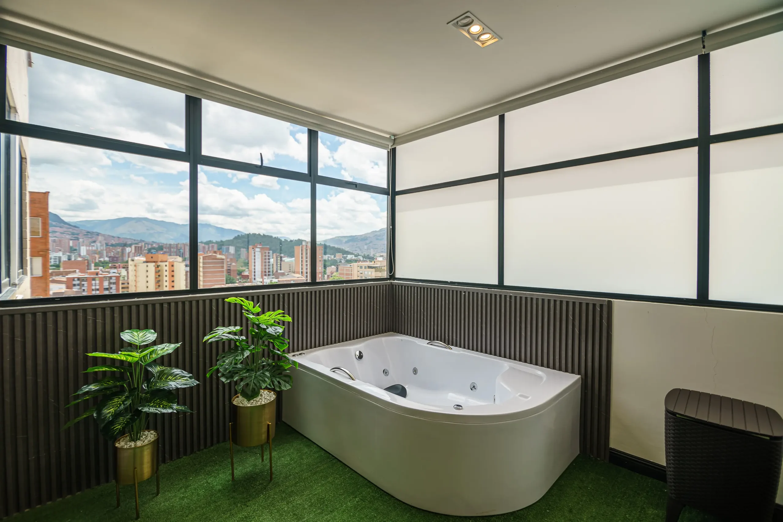 premium-penthhouse-jacuzzy-first-class-hotel-medellin-scaled.webp