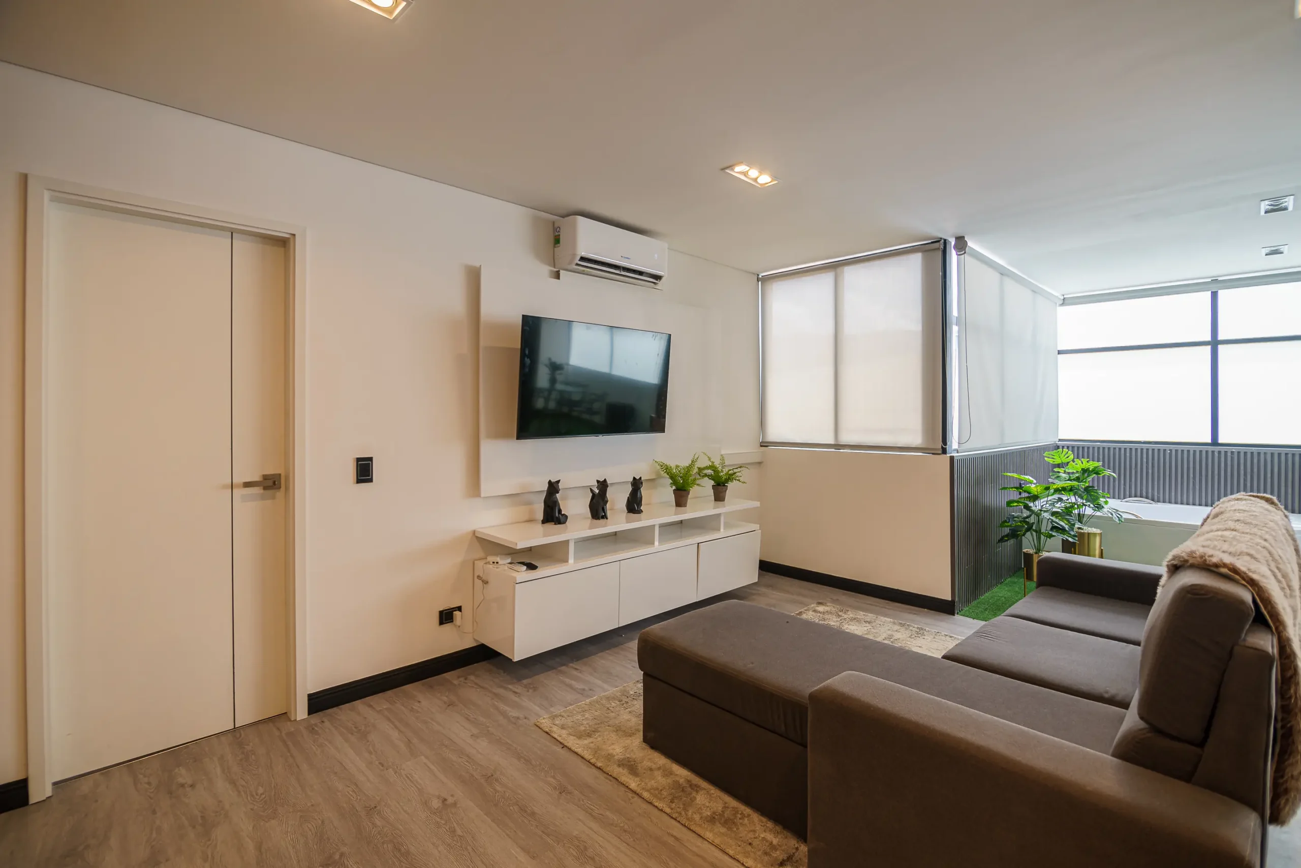 premium-penthhouse-tv-first-class-hotel-medellin-scaled.webp